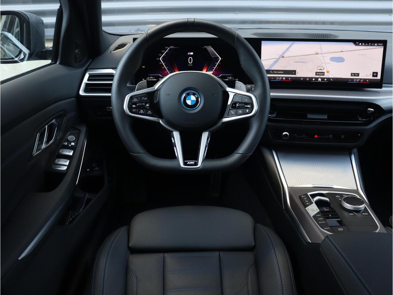 BMW 3-SERIE Touring 330e | M Sportpakket Pro | Panodak | Head-Up | Trekhaak | Driving Assistant Prof. | Parking Assistant Plus | Harman Kardon | Verwarmd Stuurwiel | 19'' LMV