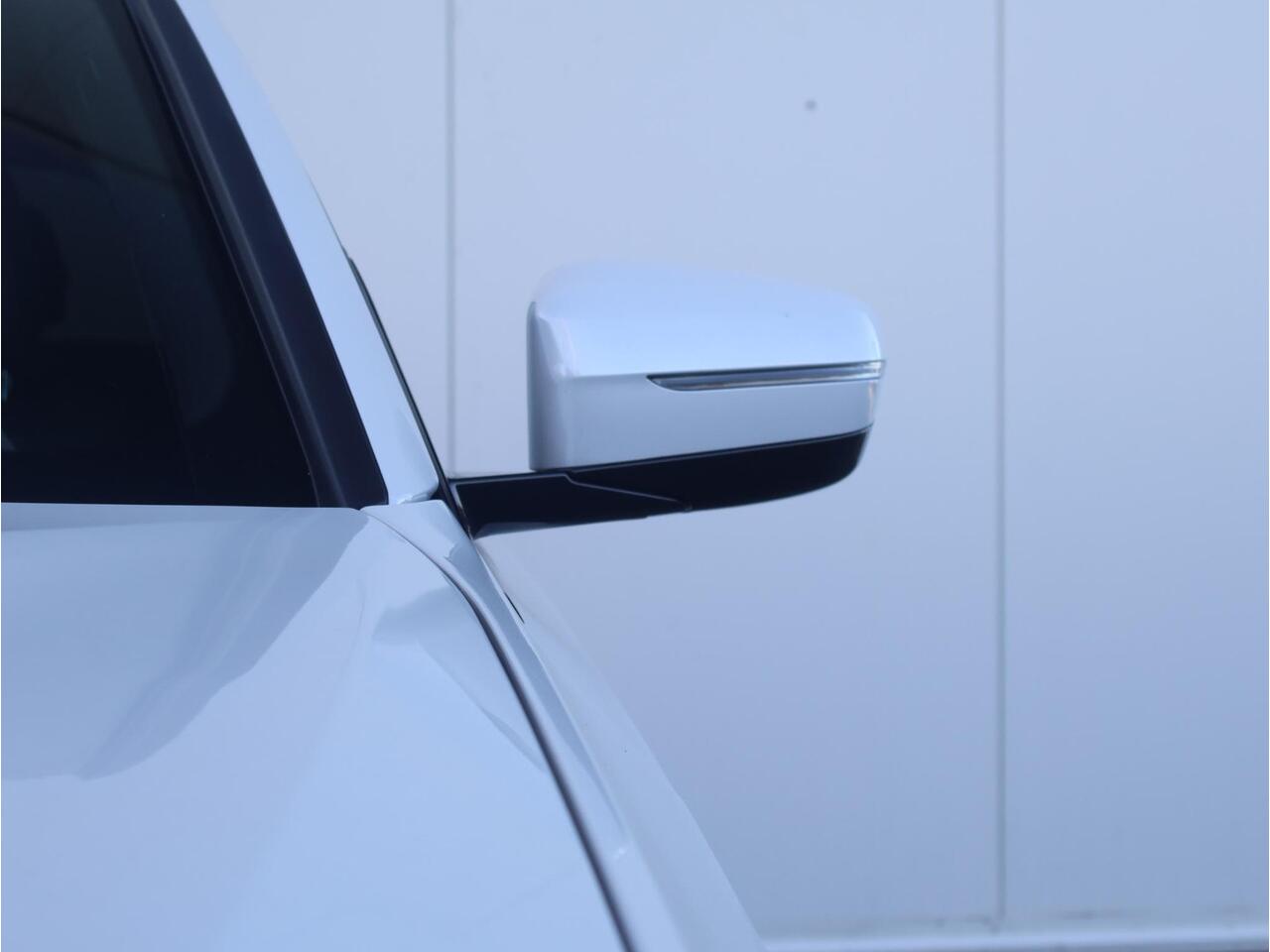 BMW 3-SERIE 330e M Sportpakket/ Panoramadak/ Trekhaak/ Stoelverwarming/ achteruitrijcamera/ 19" LMV