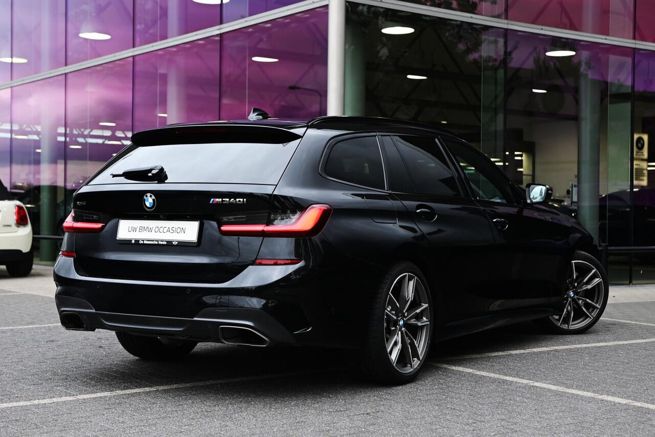 BMW 3-SERIE Touring M340i xDrive Automaat / Panoramadak / Trekhaak / Sportstoelen / Laserlight / M Adaptief onderstel / Comfort Access / Gesture Control / Stoelverwarming / Head-Up