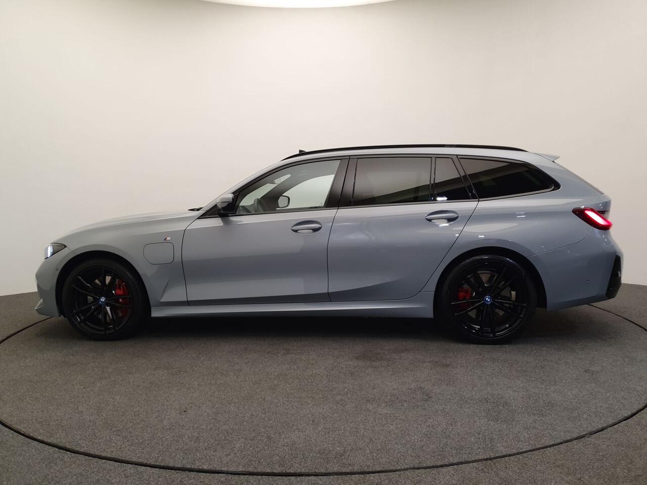 BMW 3-SERIE Touring 330e M-Sport Wegklapbare trekhaak, Panoramadak, ACC