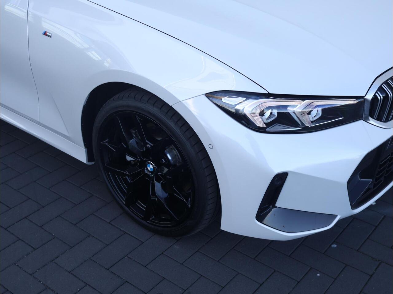 BMW 3-SERIE 330e M Sportpakket/ Panoramadak/ Trekhaak/ Stoelverwarming/ achteruitrijcamera/ 19" LMV