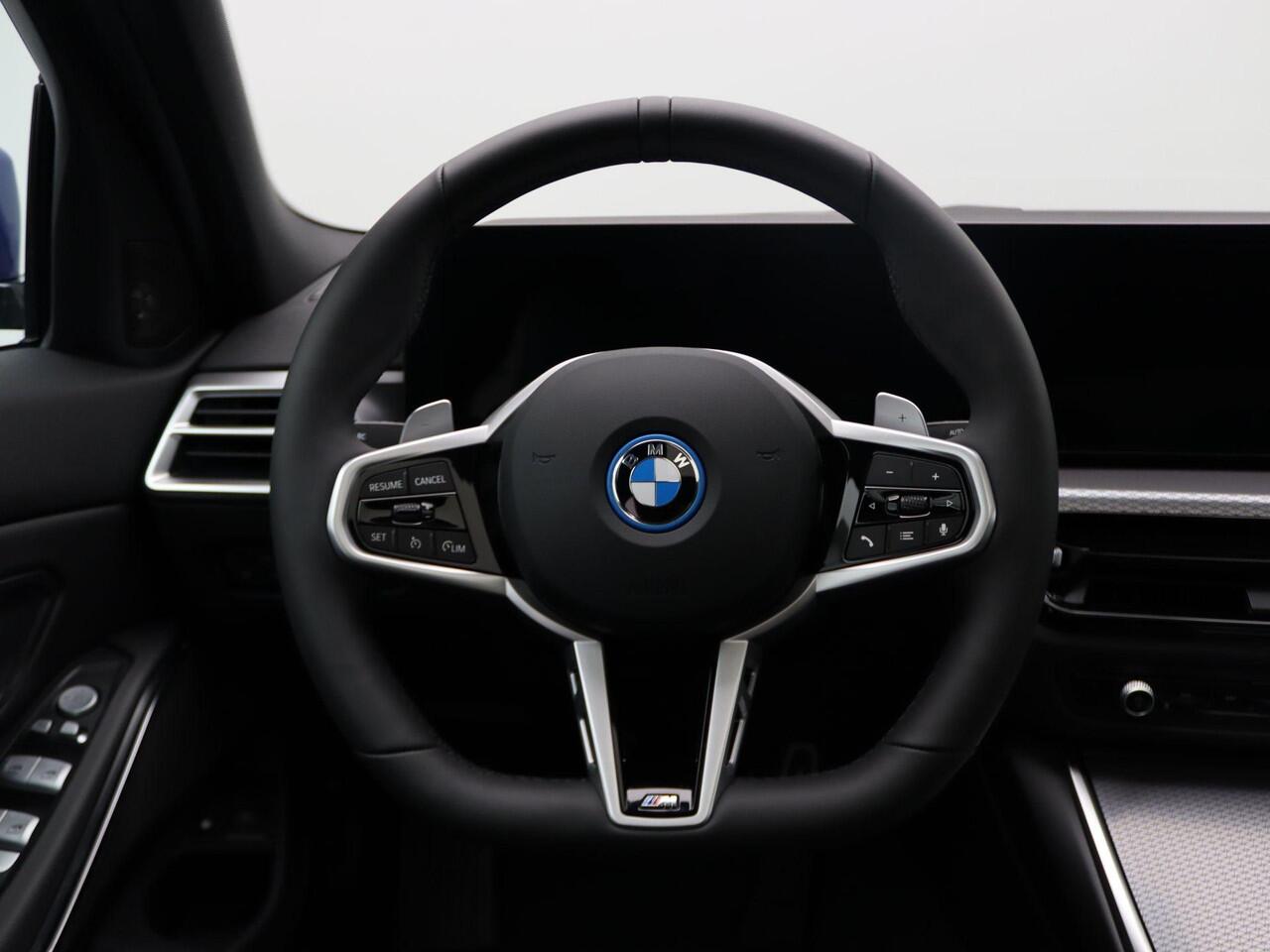 BMW 3-SERIE Sedan 330e M Sportpakket Pro | Comfort Pack | Comfort Access | Achteruitrijcamera | Schuifdak | Adaptieve LED | Harman Kardon | 19''