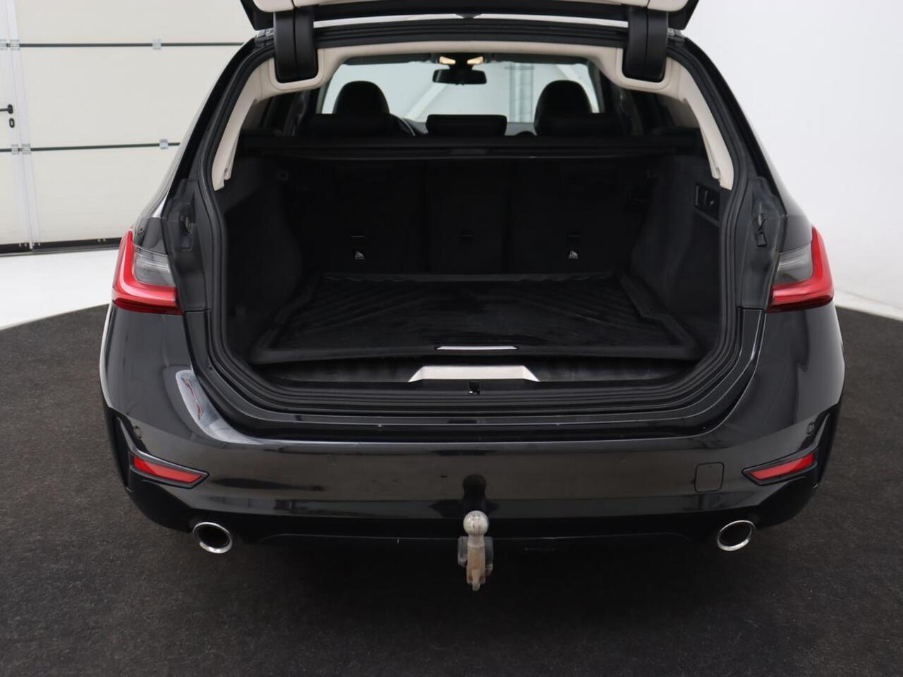 BMW 3-SERIE Touring 330e | Trekhaak | Half Leder | Stoel & Stuurverwarming | Sfeerverlichting | Carplay | Sportstoelen | Navigatie | Cruise Control | Parkeerhulp | Live Cockpit | PHEV | Plug In