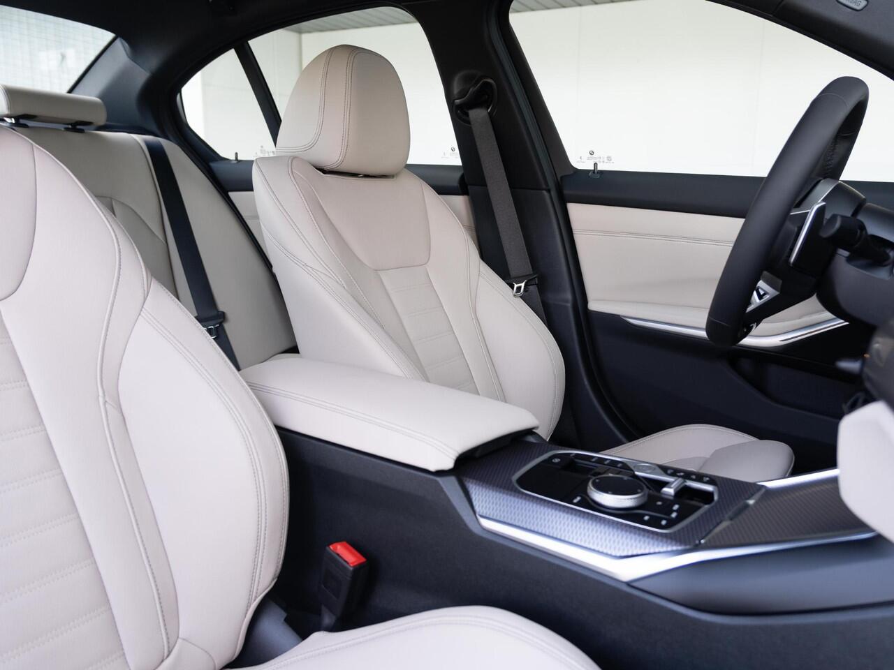 BMW 3-SERIE Sedan 330i M Sportpakket | Comfort Pack