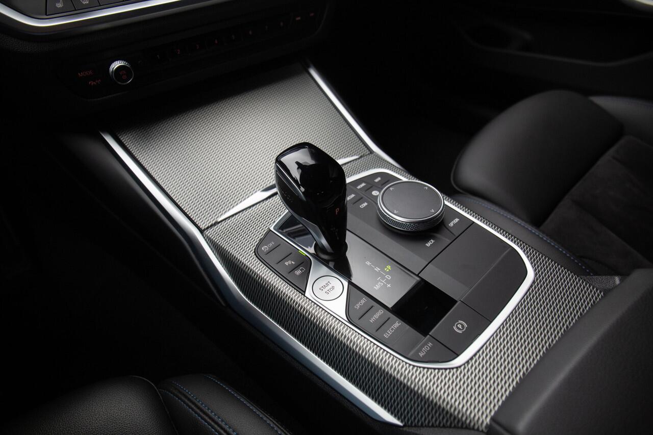 BMW 3-SERIE Touring 330e High Executive M-Sport 290pk , Adaptive cruise, Trekhaak, Sfeerverlichting,