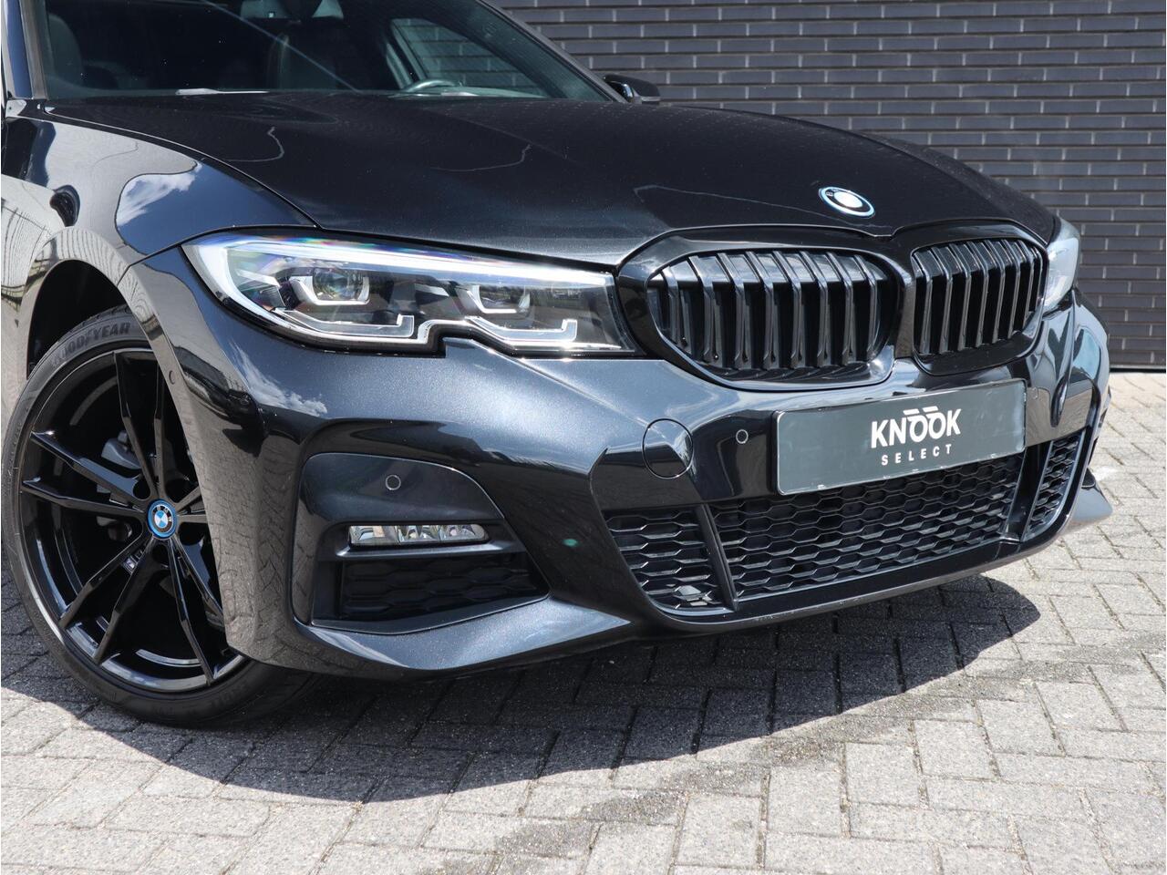 BMW 3-SERIE Touring 320e xDrive High Executive M Sport Pakket Automaat / Live Cockpit Professional / Adaptief M Onderstel / Panoramadak / Stoelverwarming / Extra Getint Glas / LED / 19 Inch / Hifi / Lichtpakket