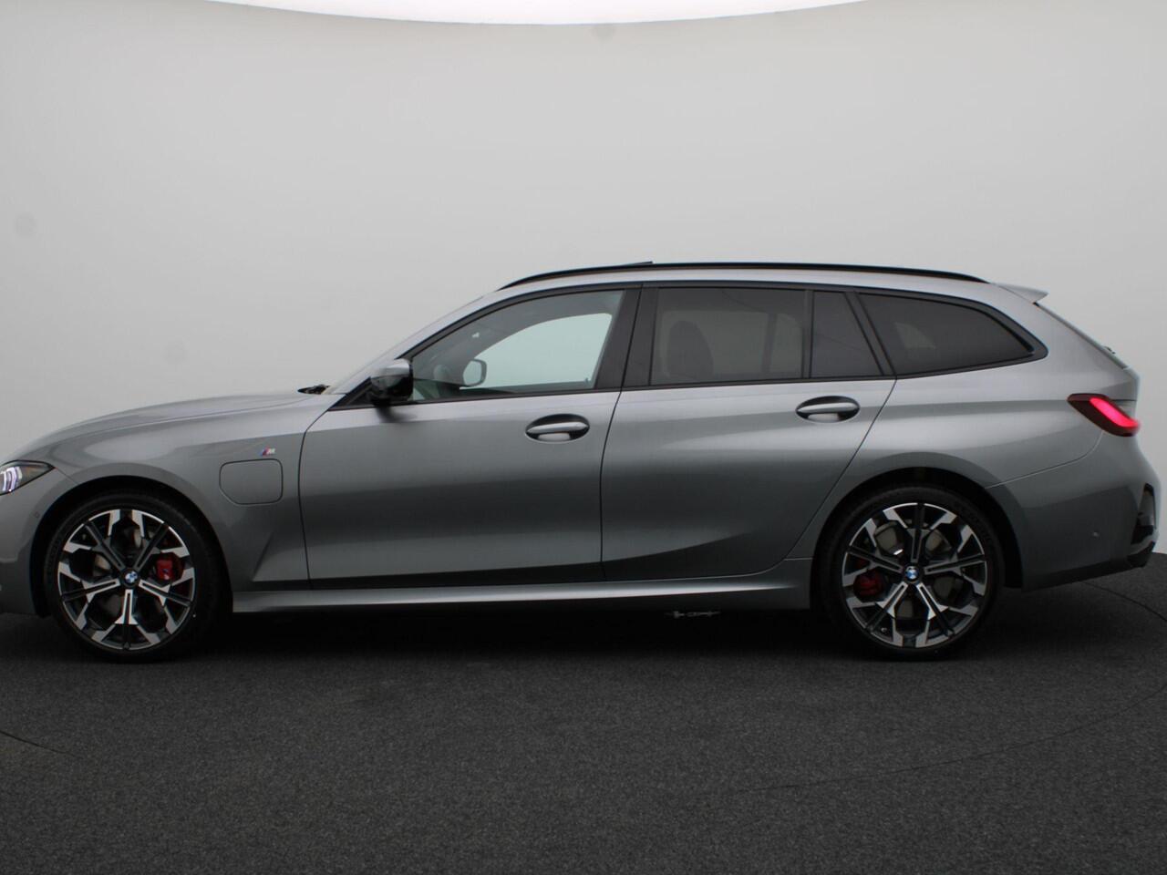 BMW 3-SERIE Touring 330e M Sportpakket Pro | Innovation Pack | Comfort Pack | Trekhaak | Panoramadak | Elektrisch Verstelbare Stoelen | Driving Assistant Professional | Harman Kardon | 19''