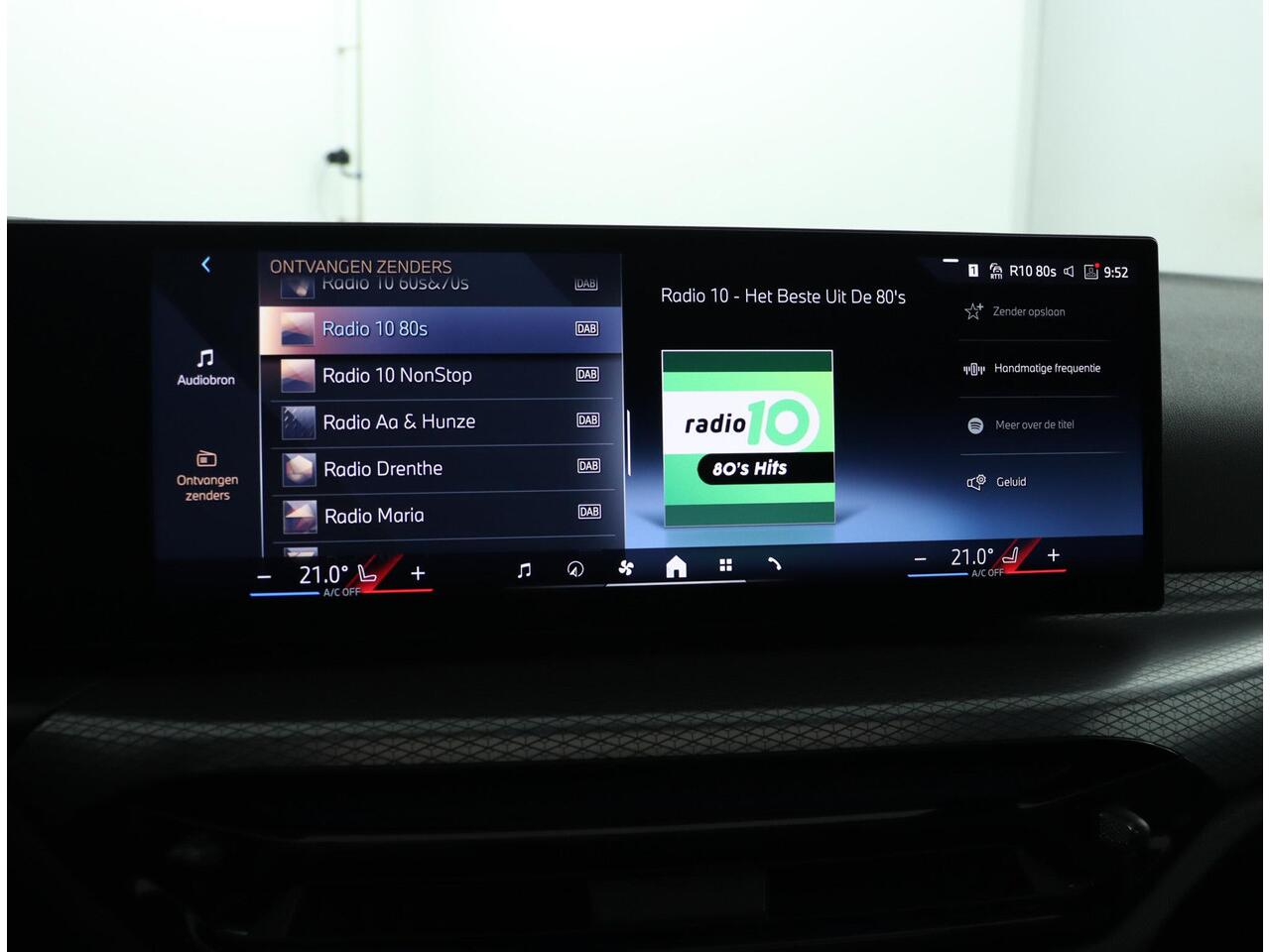 BMW 3-SERIE Touring 318i | M Sportpakket | Comfort Pack | Trekhaak | Verwarmde Voorstoelen | Achteruitrijcamera | Glazen Panoramadak |