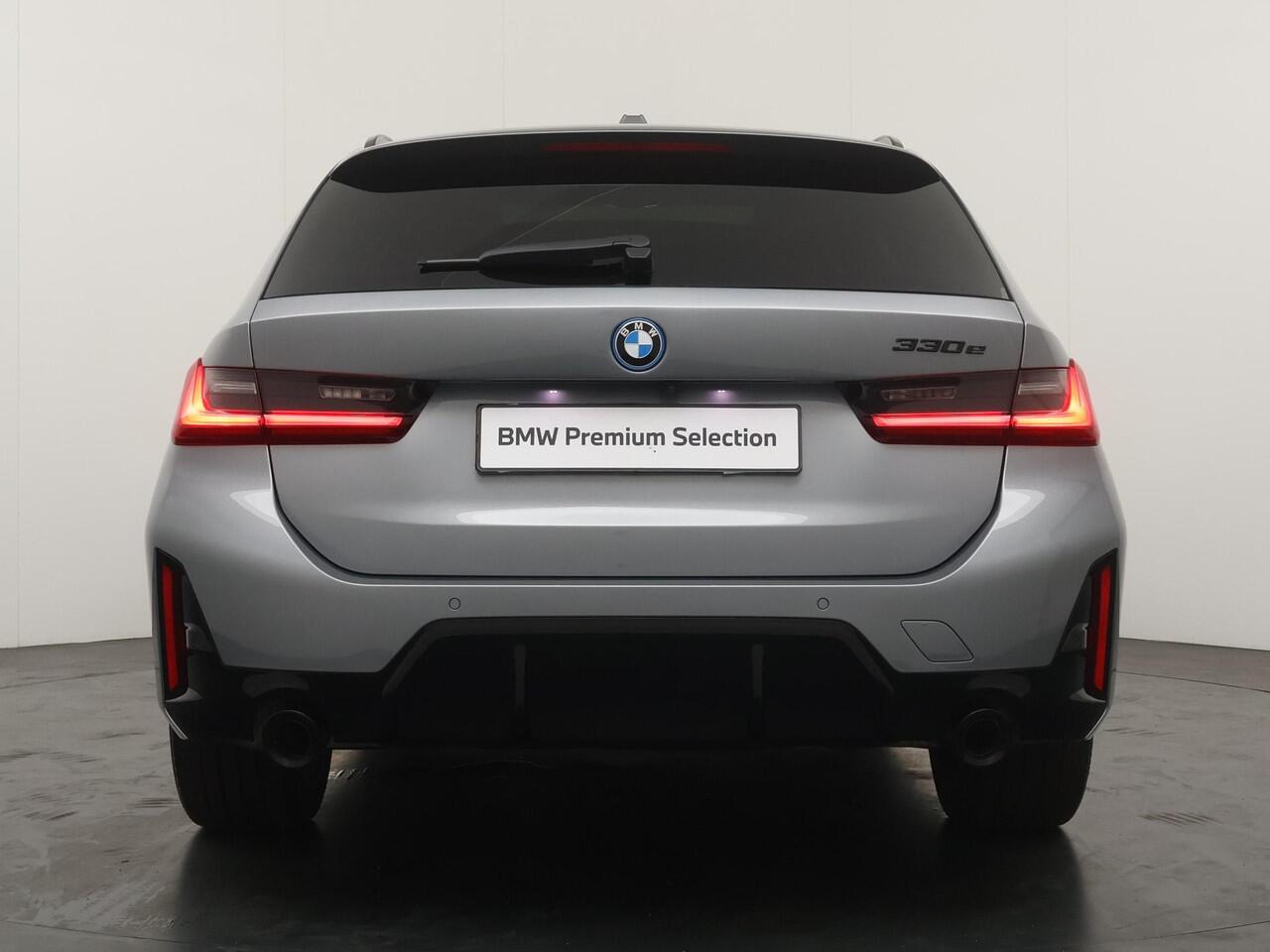 BMW 3-SERIE Touring 330e M-Sportpakket | Adaptive Cruise | Comfort Access | Head-Up | Panoramadak | Harman Kardon | Elektrisch bedienbare stoelen