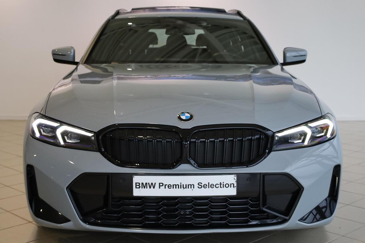 BMW 3-SERIE Touring 320i | M Sportpakket Pro | Panoramadak | Elektr. Trekhaak | Sportstoelen | Stoelverwarming | Comfort Access