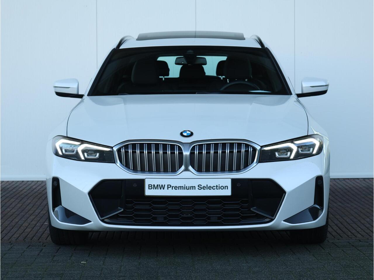 BMW 3-SERIE Touring 318i M-Sportpakket / Achteruitrijcamera / Trekhaak / Panoramadak / Stoelverwarming / 18'' /