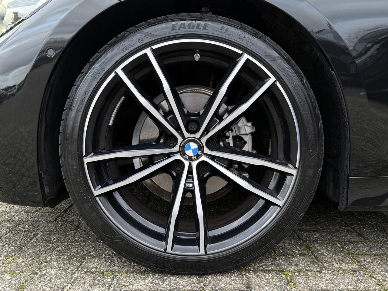 BMW 3-SERIE Touring 318i | M-Sport | 19" | HiFi | Camera | Elek. Trekhaak | Shadow Line + | Getint Glas