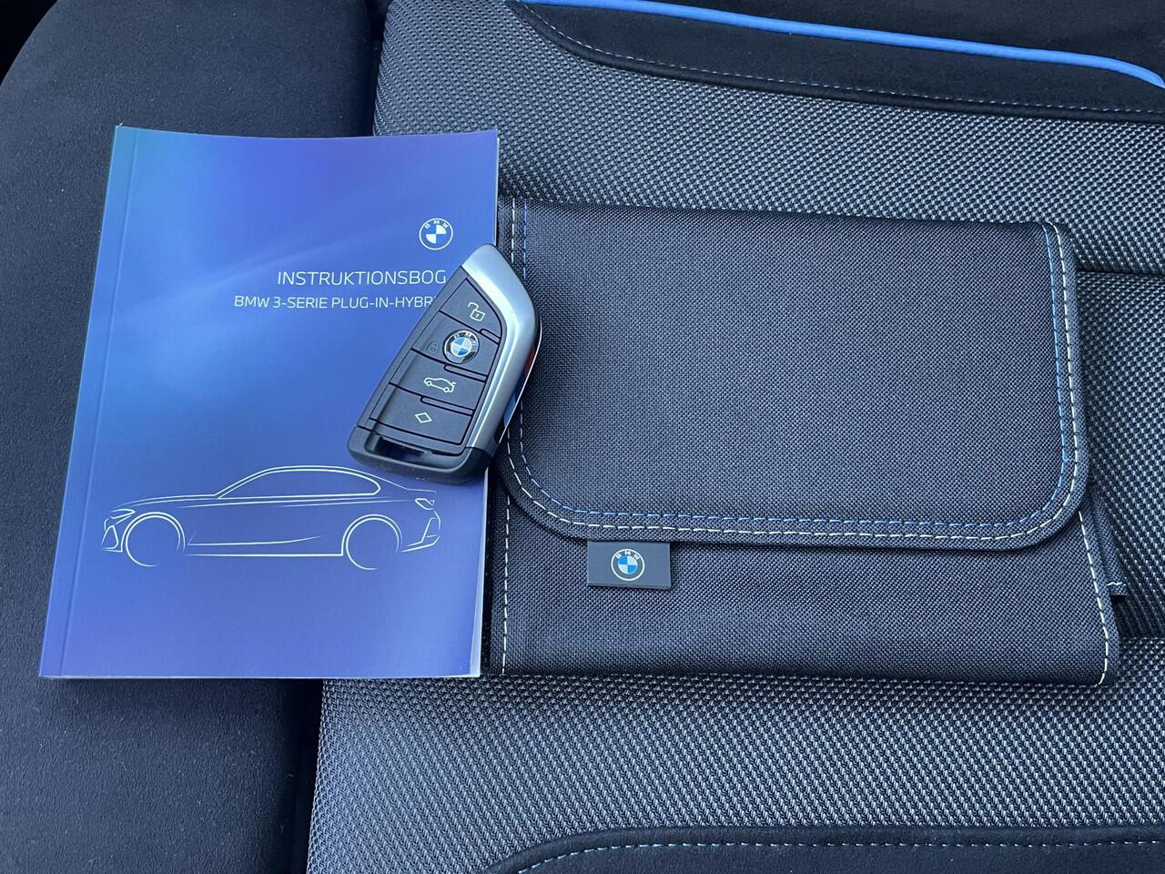 BMW 3-SERIE 330e M Sport Edition / Fabrieksgarantie t/m 6-2028 / Elektrische Trekhaak (1500 KG) / Adaptieve Cruise Control / Stoel-/Stuurverwarming / Brooklyn Grau / Sportstoelen / Apple Carplay/Android auto / Schuif-/kanteldak /