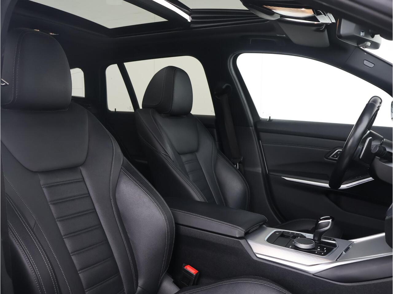 BMW 3-SERIE Touring 318i Business Edition Plus / M-Sportpakket / Panoramadak / Achteruitrijcamera / 19'' / Hifi