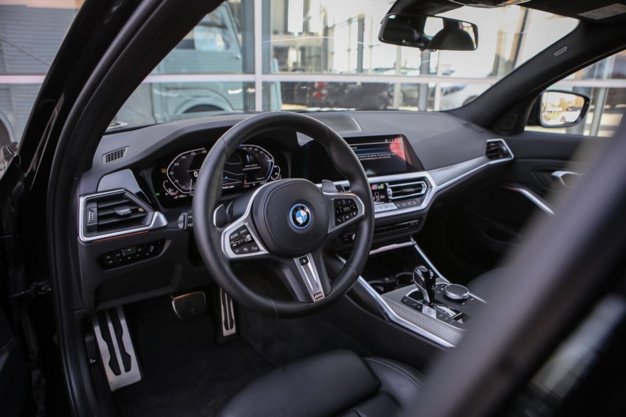 BMW 3-SERIE 330e M Sport | Trekhaak | Achteruitrijcamera | Adaptieve Cruise