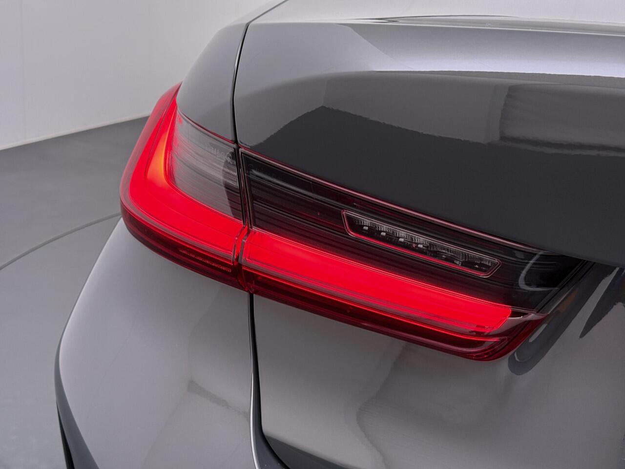 BMW 3-SERIE 330e High Executive BOMVOL!| M SPORT | SCHUIFDAK | LEDER | HARMAN KARDON | LASER LED | ELECTR STOELEN | KEYLESS | HEAD UP| DODE HOEK HERKENNING | STUURWIEL VERWARMING