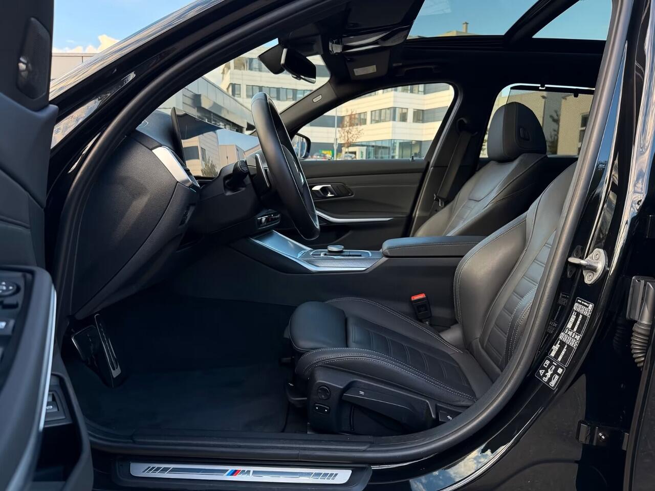 BMW 3-SERIE Touring 320d xDrive M-SPORT ** LED, NAVI+, LEDER, PANORAMA, H&K, HuD, TREKH, 19-inch LMV ** 1e EIG - UNFALLFREI ** ** INFORMEER OOK NAAR ONZE AANTREKKELIJKE FINANCIAL-LEASE TARIEVEN **