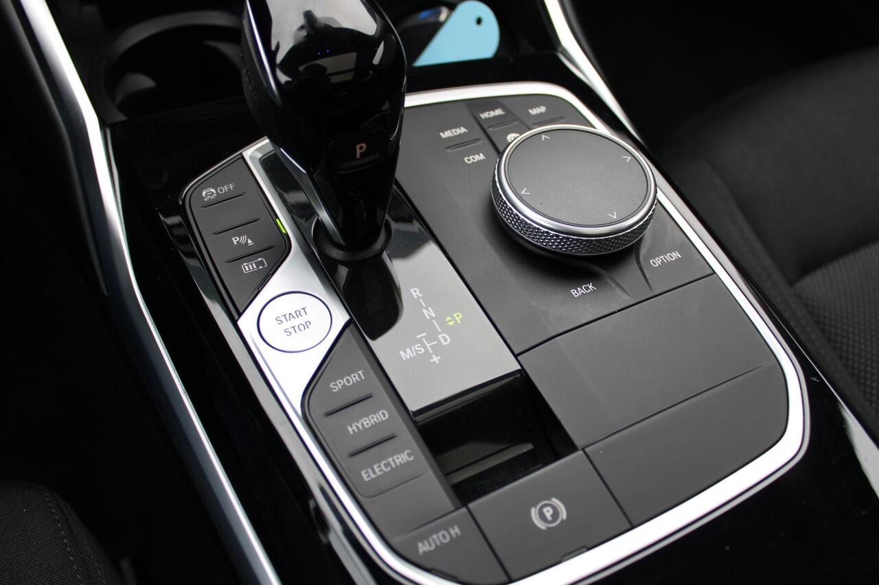 BMW 3-SERIE Touring 330e Business Edition PHEV PANO GR NAVI VIRTUAL 58000KM!!!