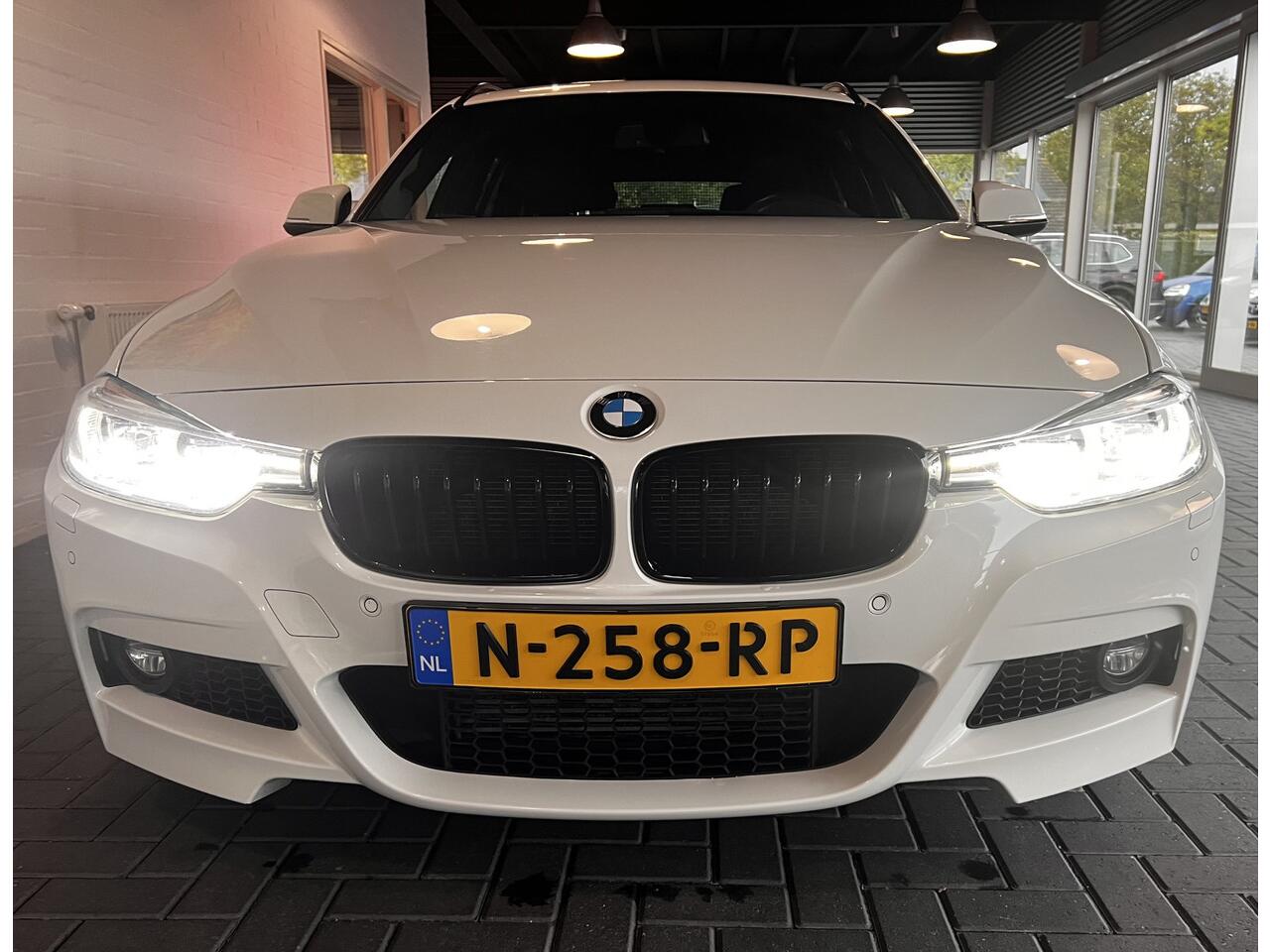 BMW 3-SERIE Touring 318i M Sport / Stoelverwarming / LED / PDC