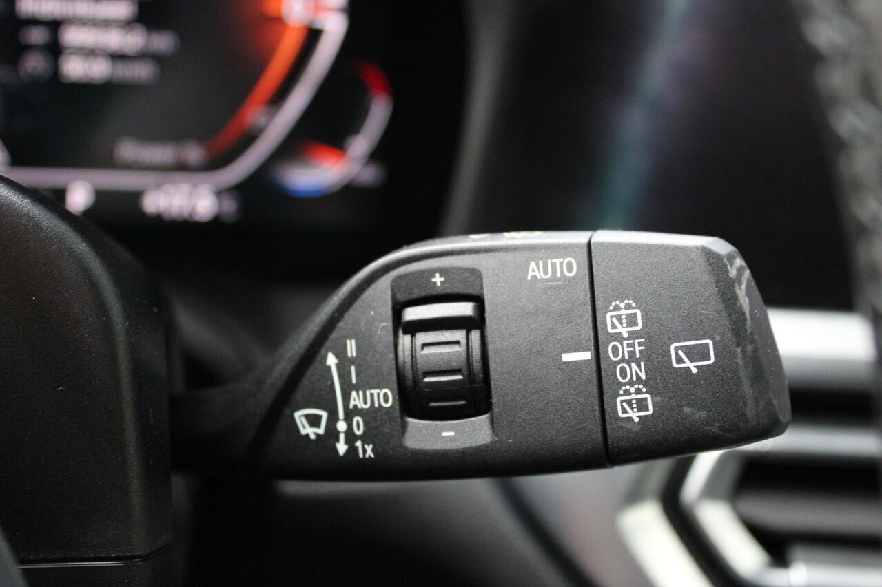 BMW 3-SERIE Touring 318i Executive Sport Line Automaat / Trekhaak / Sportstoelen / Comfort Access / Live Cockpit Professional / Stoelverwarming