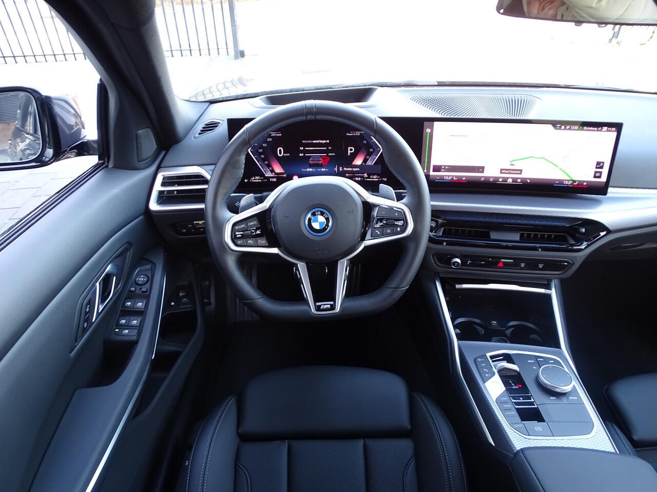 BMW 3-SERIE 330e M Sport Pro. Elek.Trekhaak Active-Cruis Head-up Driv.Ass. Innovation Pack Park.plus HiFi 19"LM Velgen