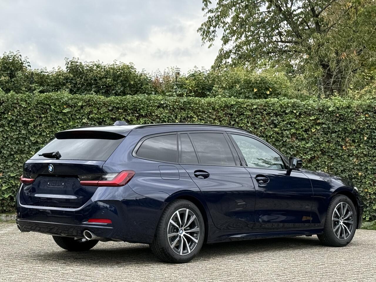 BMW 3-SERIE Touring 318i | Driving Ass. | Widescreen | Trekhaak | Stoel + Stuurverw. | Camera | M hemel Anthrazit