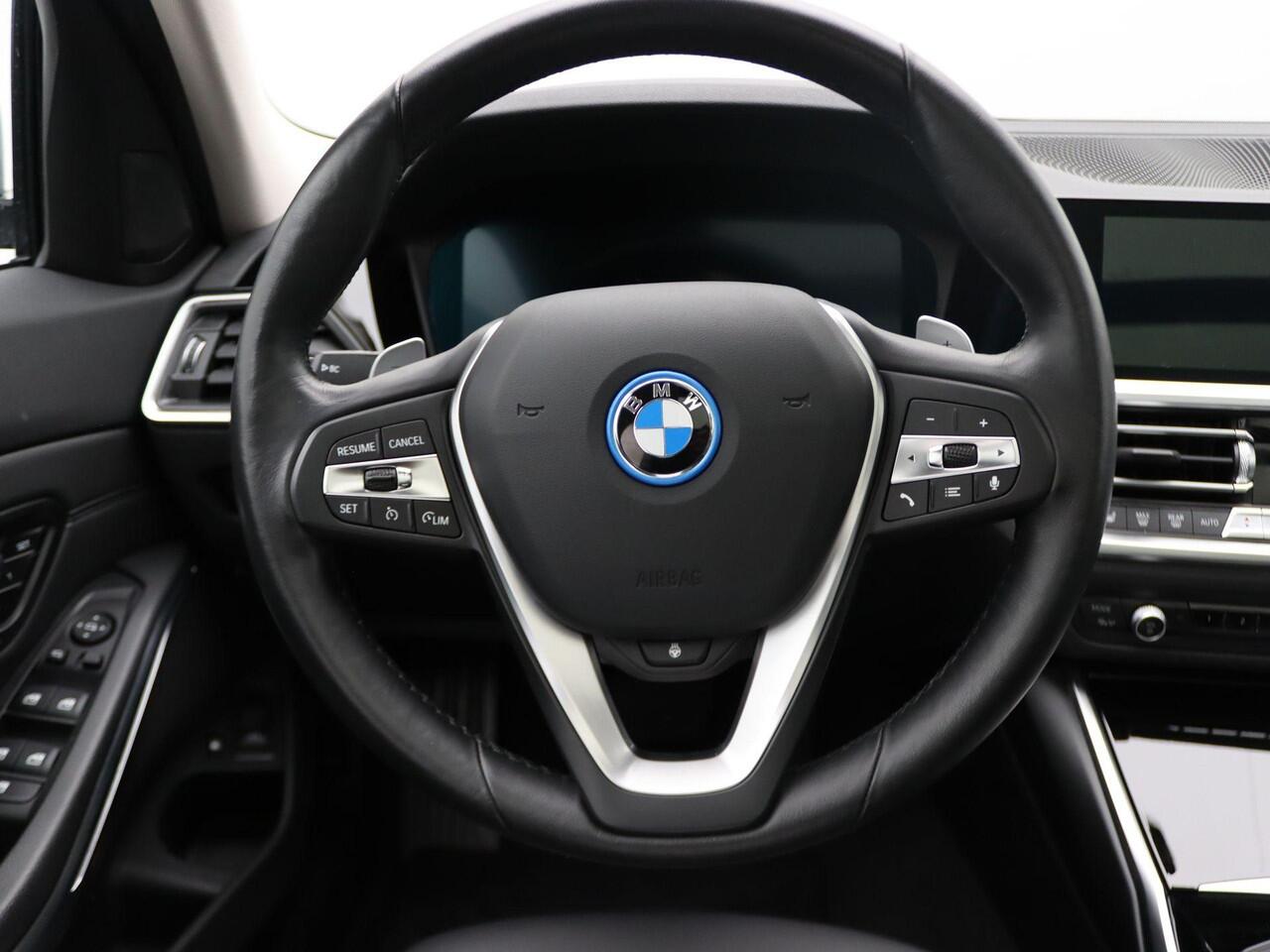 BMW 3-SERIE Touring 330e Model Sport Line | Stuurwielrand Verwarmd | M Adaptief onderstel | Comfort Access | Achteruitrijcamera | Panoramadak | Elektrisch Verstelbare Sportstoelen | Driving Assistant | Laserlight | Head-Up Display | DAB | HiFi | 17''