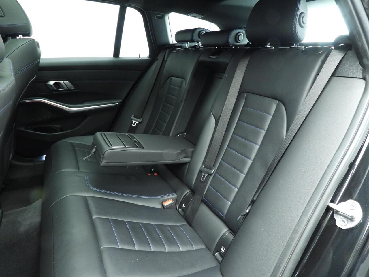 BMW 3-SERIE Touring 330i xDrive M-Sportpakket | LED | Leder | Navigatie | Active cruise | Schuifdak | Trekhaak | DAB | Hifi speakers | Alu 18 inch