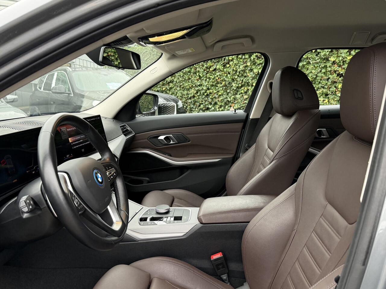 BMW 3-SERIE Touring 320e | Leder | Camera | Sportstoel. | PDC voor + achter