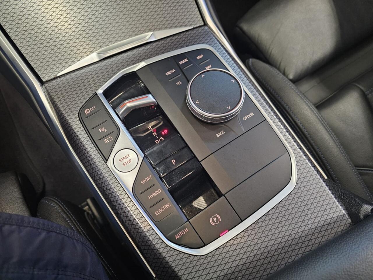 BMW 3-SERIE Touring 330e | Laser Light | Stoelverwarming | Panoramadak | Compleet