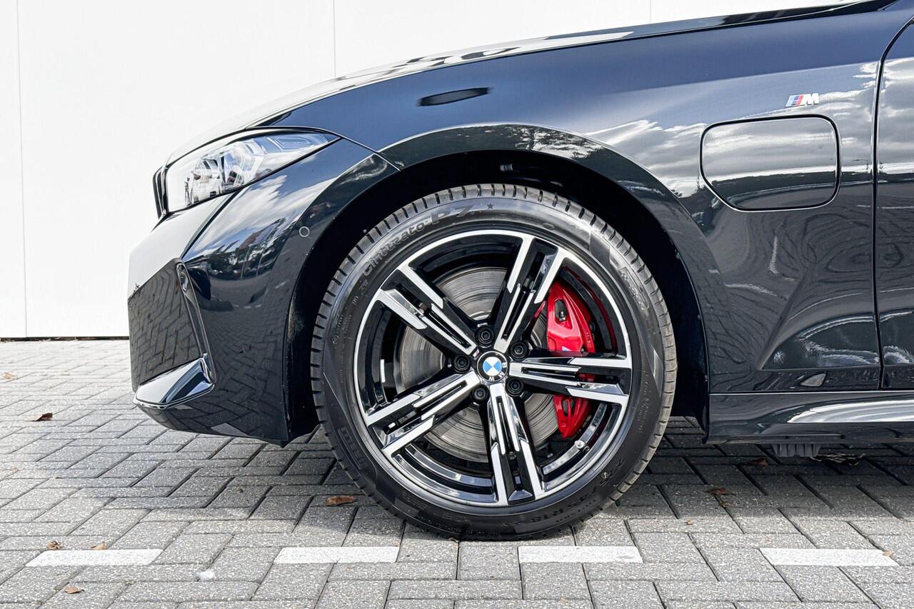 BMW 3-SERIE Sedan 330e | M Sport Pro | Comfort Pack | Active Cruise Control | Elektrisch Glazen Panoramadak