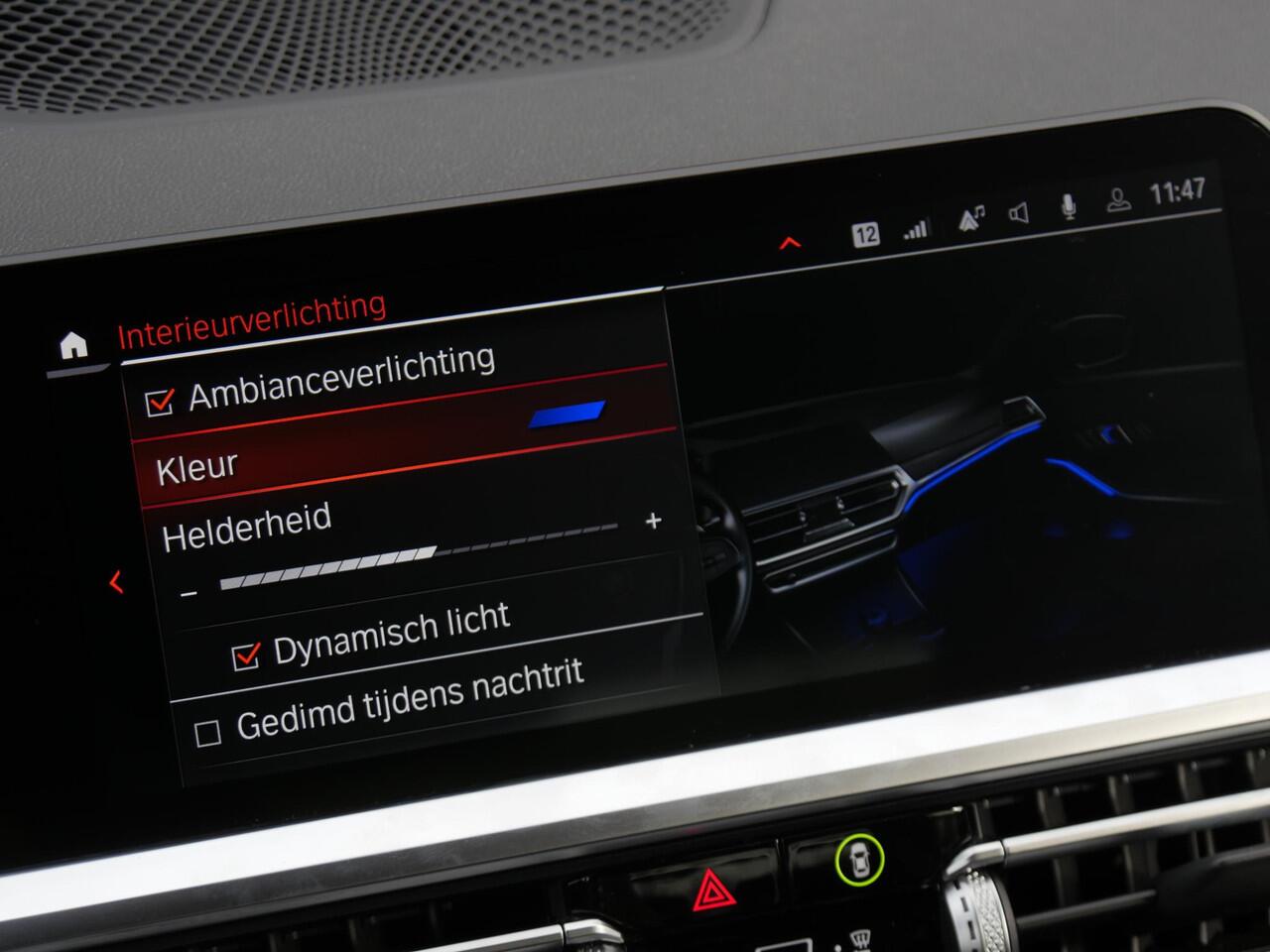 BMW 3-SERIE 318i M-SPORT/ SCHUIFDAK/ PARKING PACK/ SHADOW LINE / 19INCH BREEDSET M-SPORT VELGEN