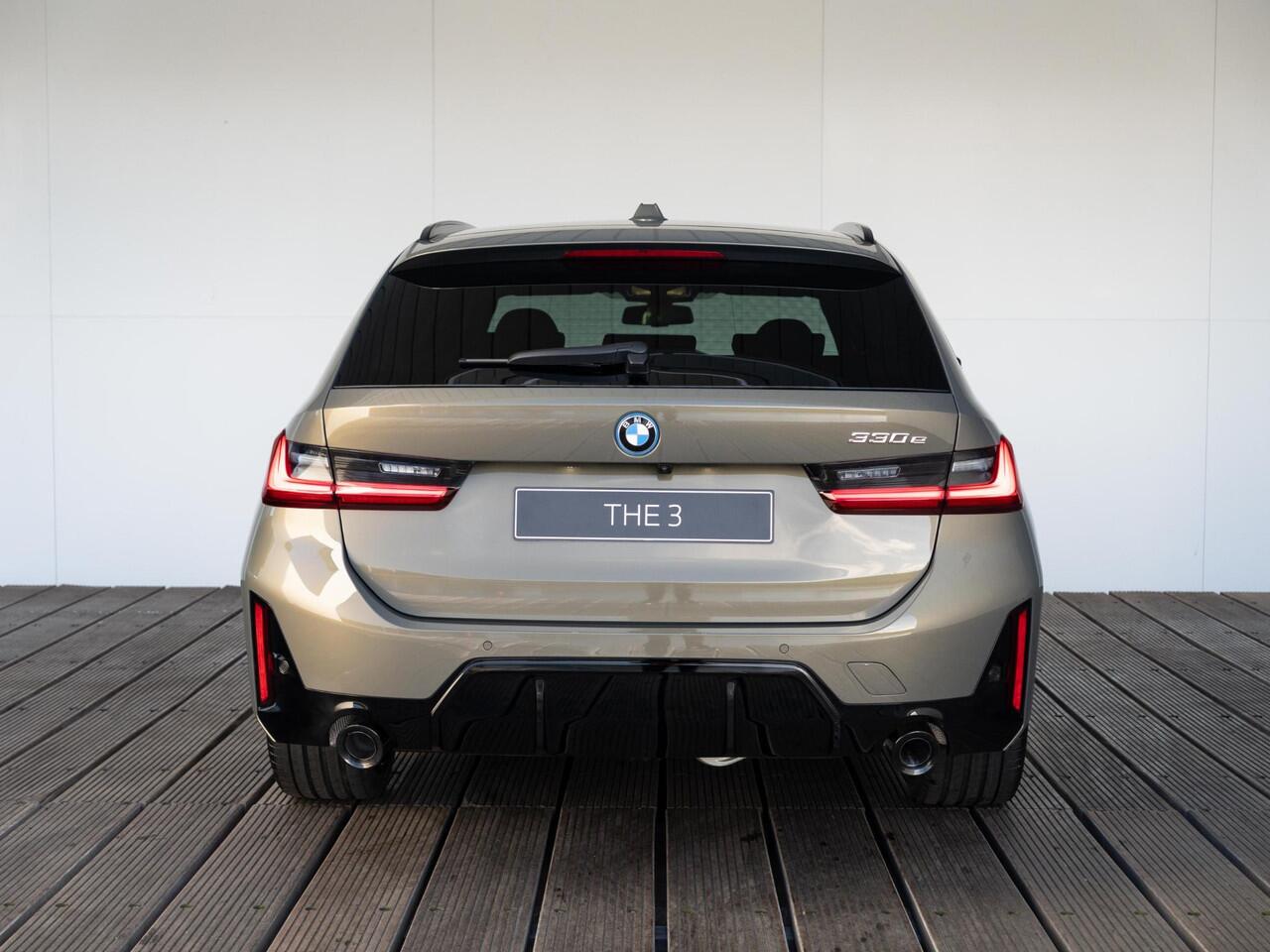 BMW 3-SERIE Touring 330e Individual Lak | M Sportpakket Pro | Innovation Pack | Comfort Pack | Panoramadak | Trekhaak