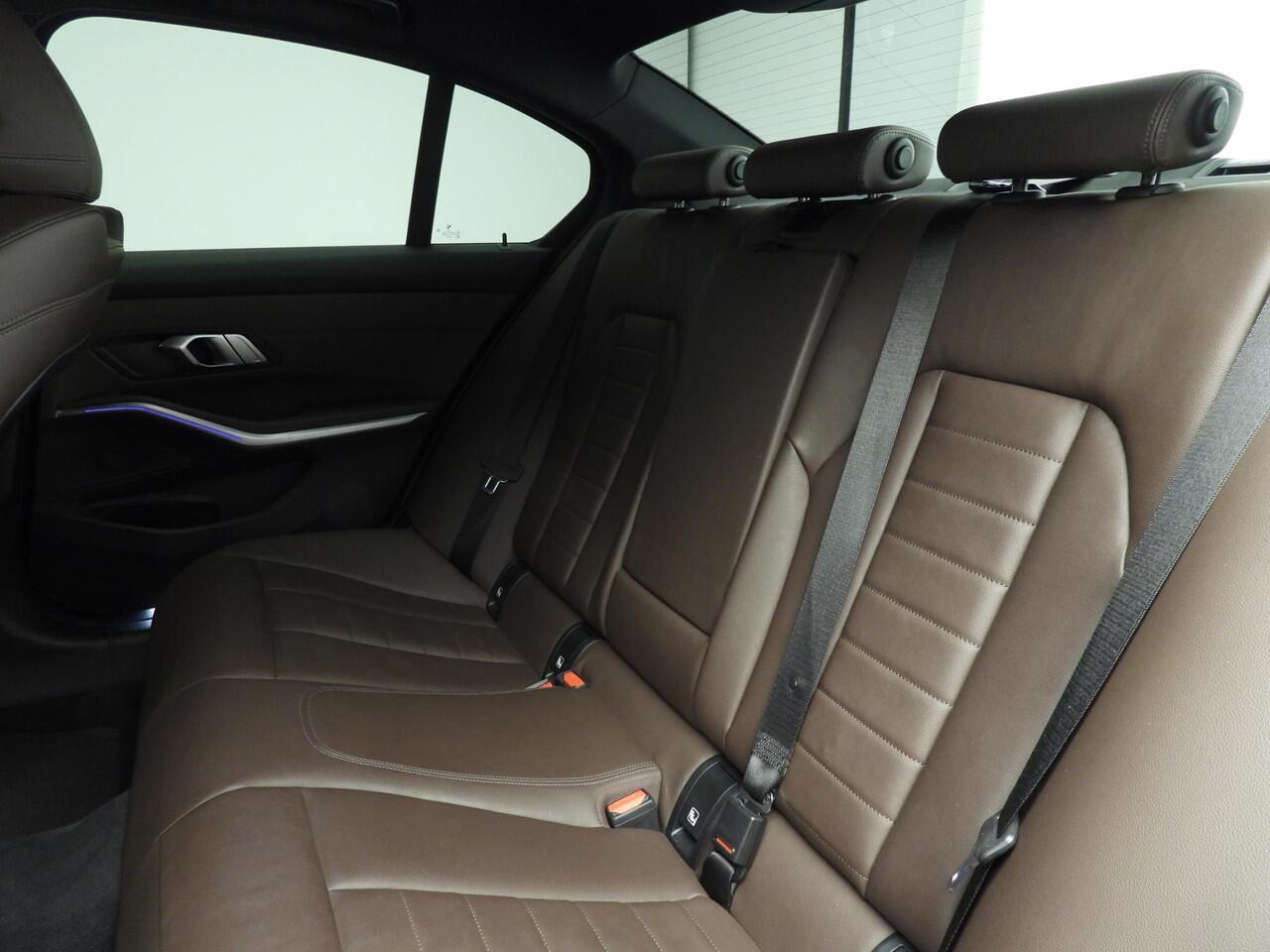 BMW 3-SERIE Sedan 320e | M-Sportpakket | Laserlicht | Leder | Navigatie | Sportstoelen | Stoelverwarming | DAB | Hifi speakers | Alu 18 inch