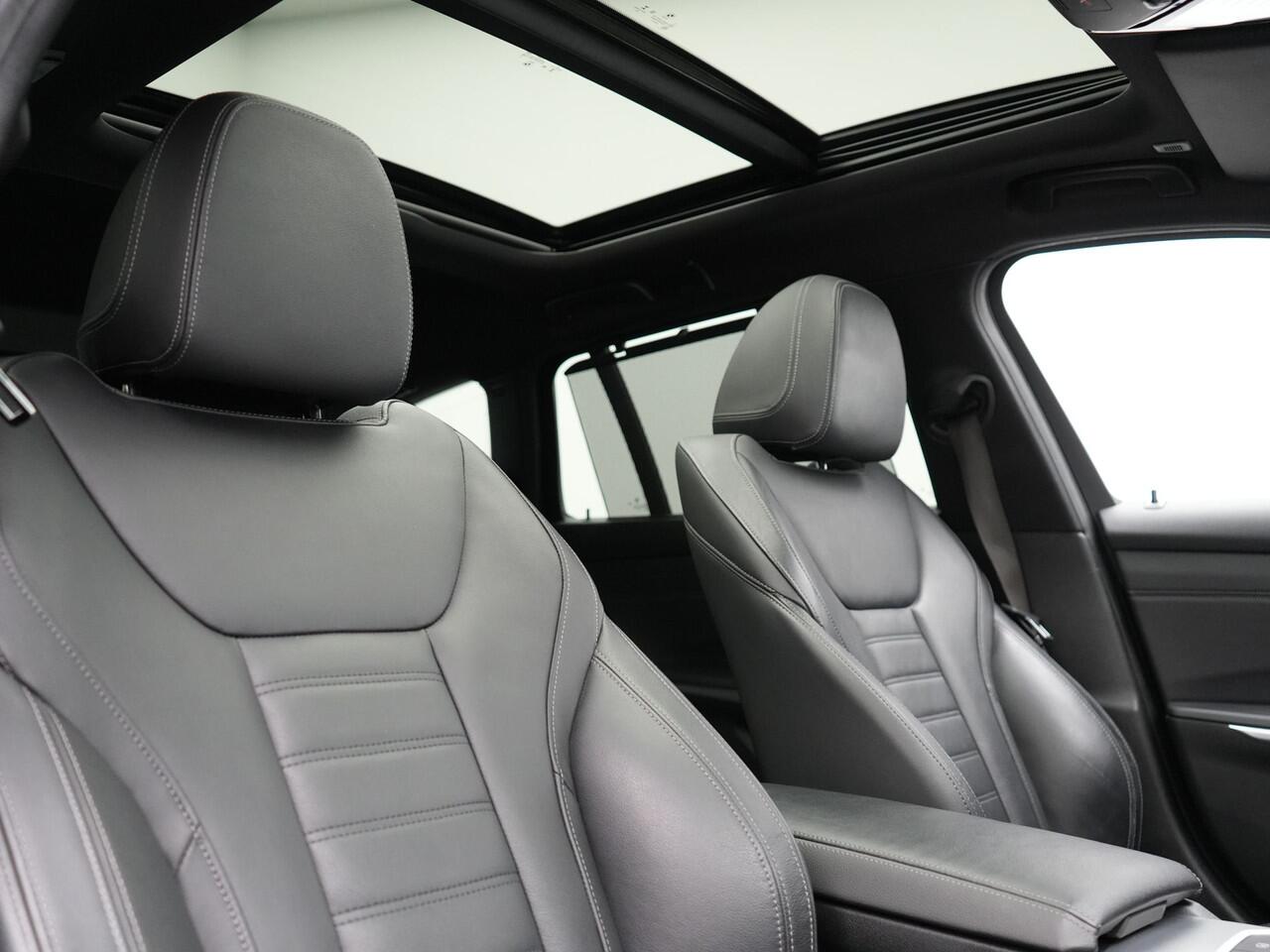 BMW 3-SERIE Touring 330e M Sport Plug In Hybrid 293pk Dealer O.H. PHEV | Trekhaak Af Fabriek | Panodak | Head Up | Adaptive Cruise | 360 Camera | Laser LED | Lederen Sportstoelen Memory & Verwarmd | Apple Carplay | Sfeerverlichting | 19"L.M |