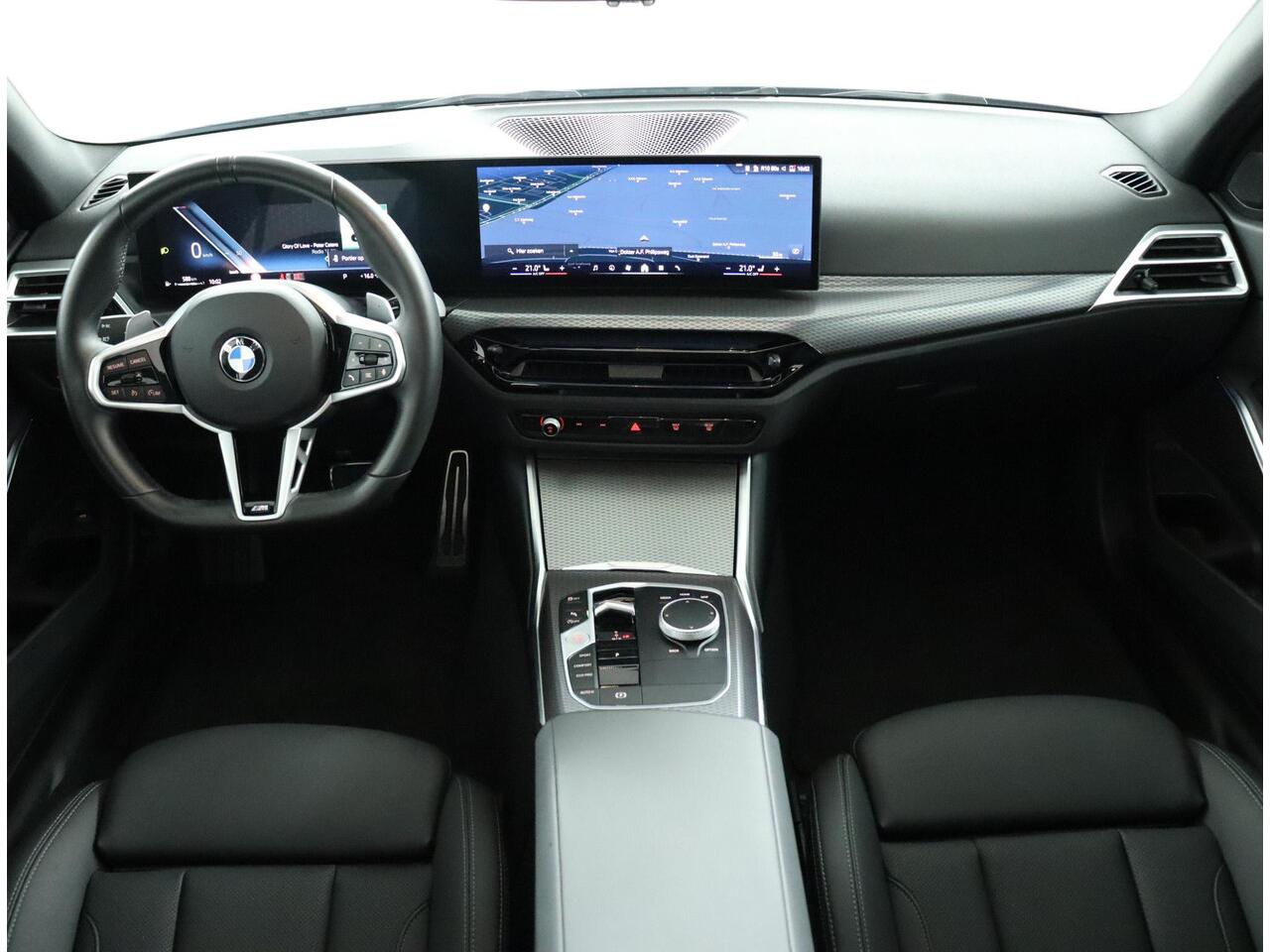 BMW 3-SERIE Touring 318i | M Sportpakket | Comfort Pack | Trekhaak | Verwarmde Voorstoelen | Achteruitrijcamera | Glazen Panoramadak |