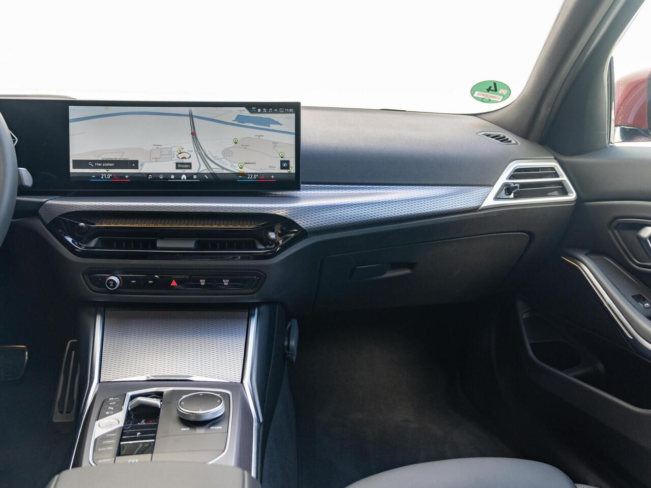 BMW 3-SERIE Sedan 330e | M Sportpakket Pro | Innovation Pack | Comfort Access | Schuif-/kanteldak | Stoelverwarming | Trekhaak