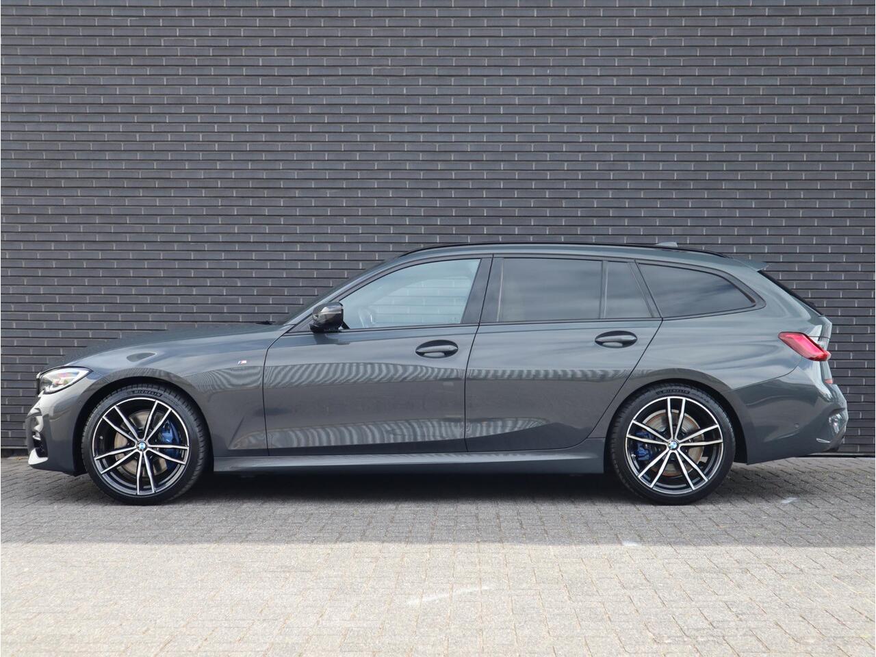 BMW 3-SERIE Touring 320i High Executive M Sport Pakket Automaat / Live Cockpit Professional / Panoramadak / Leder / Adaptive Cruise Control / Head-Up Display / Apple CarPlay / 19 Inch / M Sportremsysteem / Shadow Line / LED / Extra Getint Glas / Stoelverwarming
