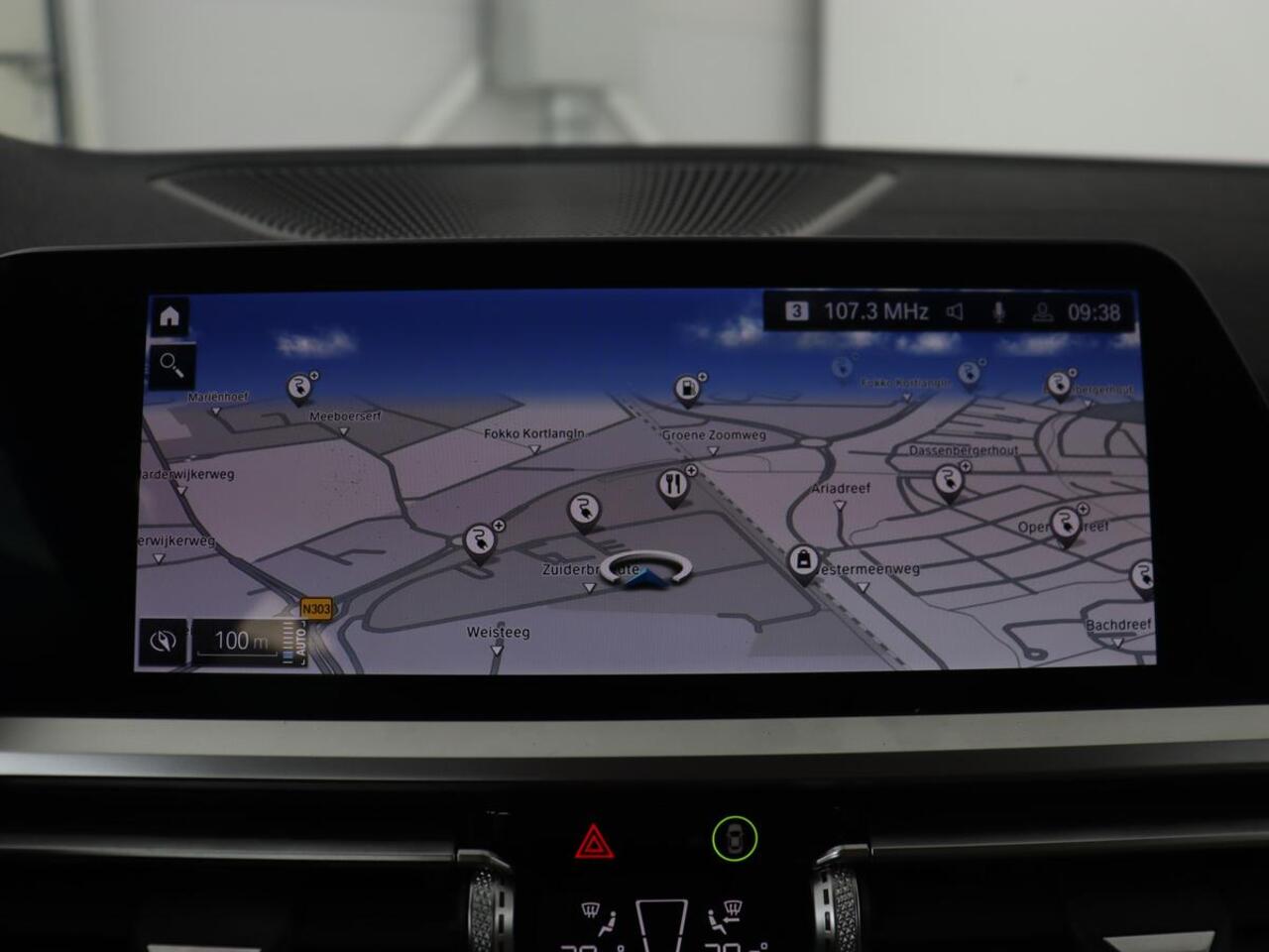 BMW 3-SERIE 330e eDrive Luxury Line | Panoramadak | Leder | Trekhaak | Stoelverwarming | Carplay | Sportstoelen | Live Cockpit | Parkeerhulp