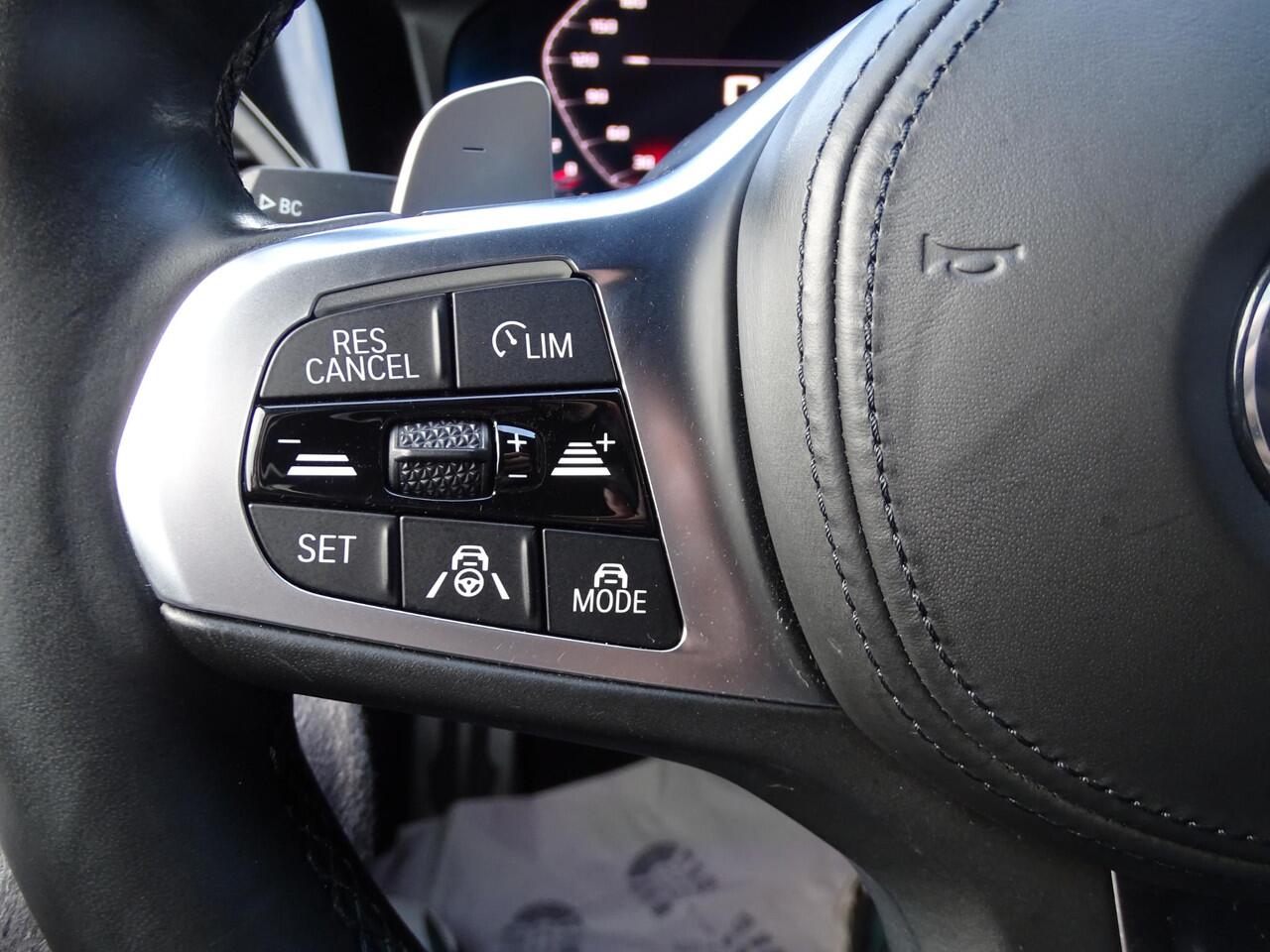 BMW 3-SERIE 330e High Executive M-SPORT | SPORT INTERIEUR | NAVIGATIE | PANORAMADAK | CAMERA | ELEKTRISCHE STOELEN | HEAD UP DISPLAY | STOELVERWARMING | PARKEERSENSOREN | LEDER | KEYLESS |