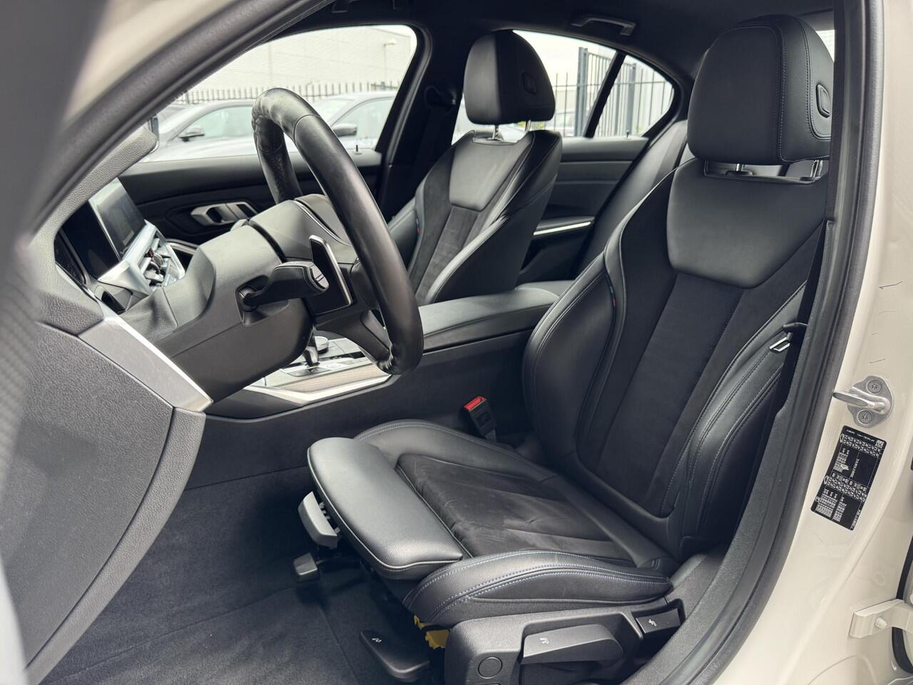 BMW 3-SERIE Sedan 320i High Executive M Sport Pakket Automaat / Live Cockpit Professional / Hifi / LED / 19 Inch / DAB / Shadow Line / Neerklapbare Achterbank / M Achterspoiler / Stoelverwarming