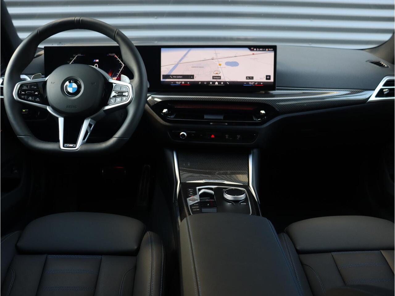 BMW 3-SERIE Touring 320i | M Sportpakket Pro | Panodak | Trekhaak | Head-Up | Driving Assistant Prof. | Harman Kardon | Comfort Access | Verwarmd Stuurwiel | 19'' LMV