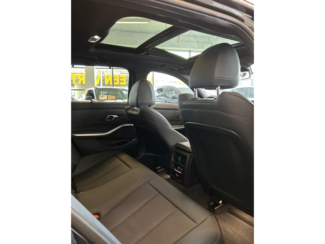 BMW 3-SERIE Touring 318i M Sport | Panoramadak | Fabrieksgarantie | 20''INCH | Verlaagd | Lederen bekleding | Afneembare trekhaak | Cruise control | Climate control | Lane assist | Apple carplay | Full LED