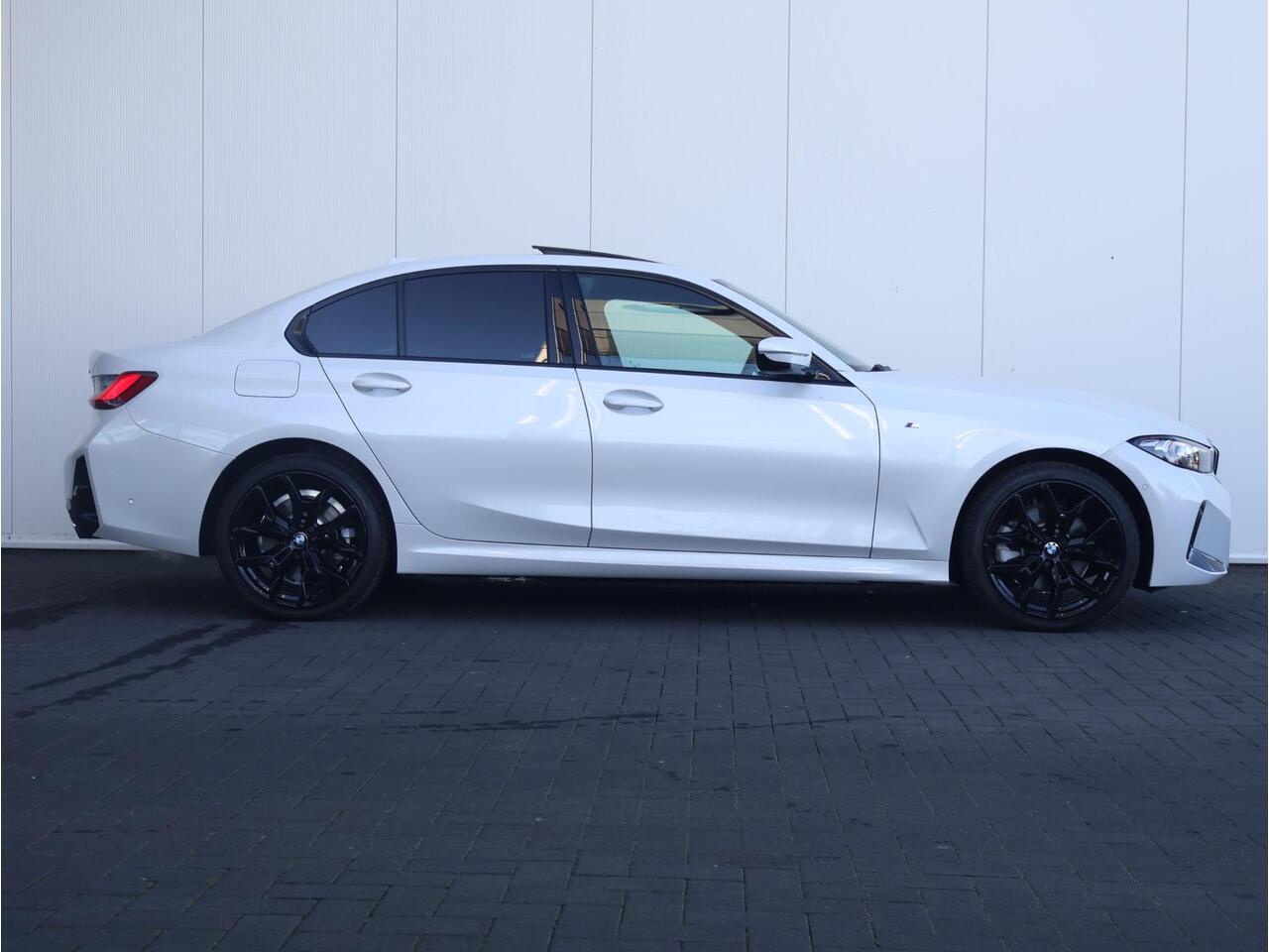 BMW 3-SERIE 330e M Sportpakket/ Panoramadak/ Trekhaak/ Stoelverwarming/ achteruitrijcamera/ 19" LMV