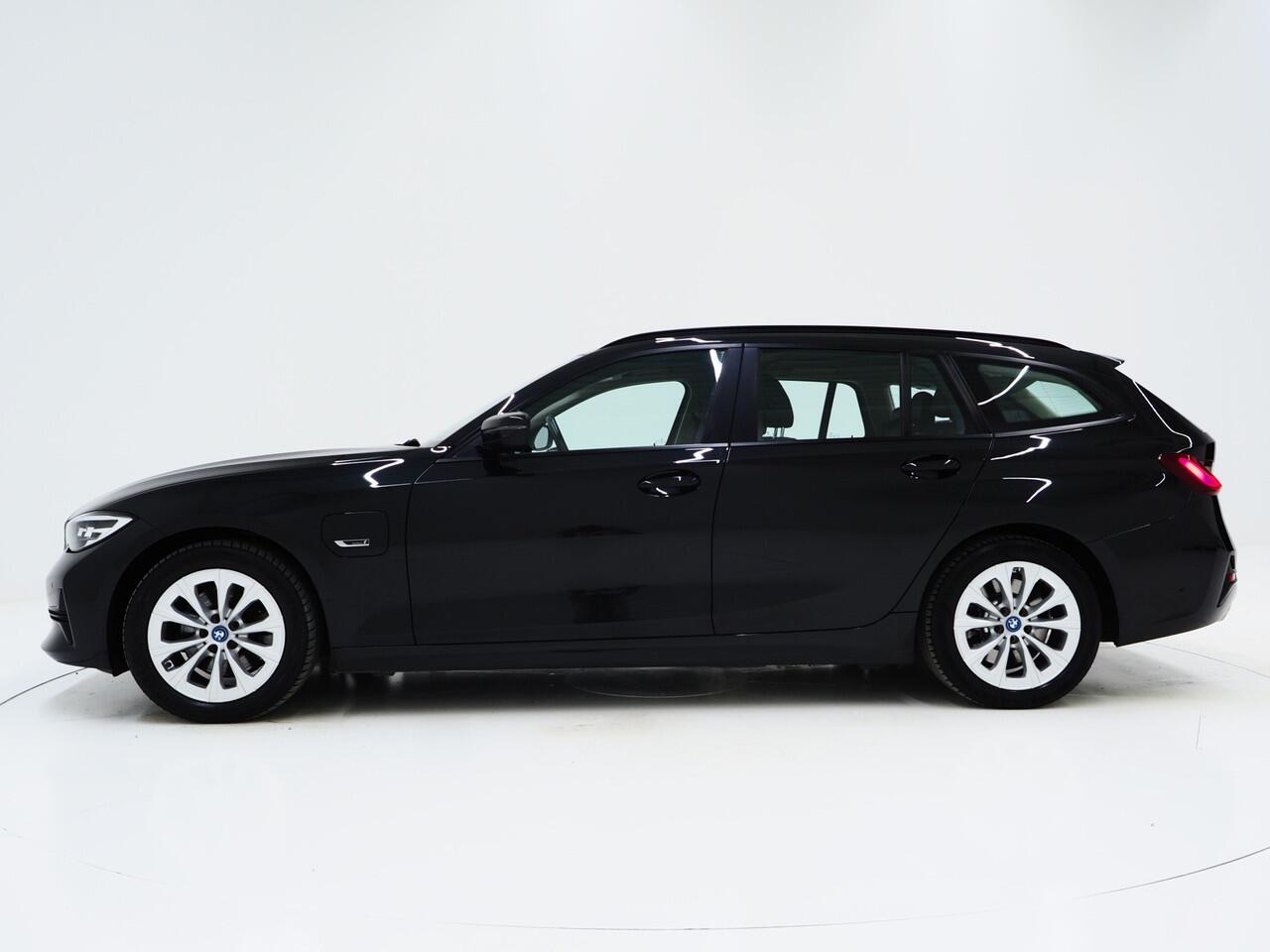 BMW 3-SERIE Touring 320e Shadow Line | Camera | Trekhaak | Leder | Virtual | Cruise | DAB | LED | Carplay