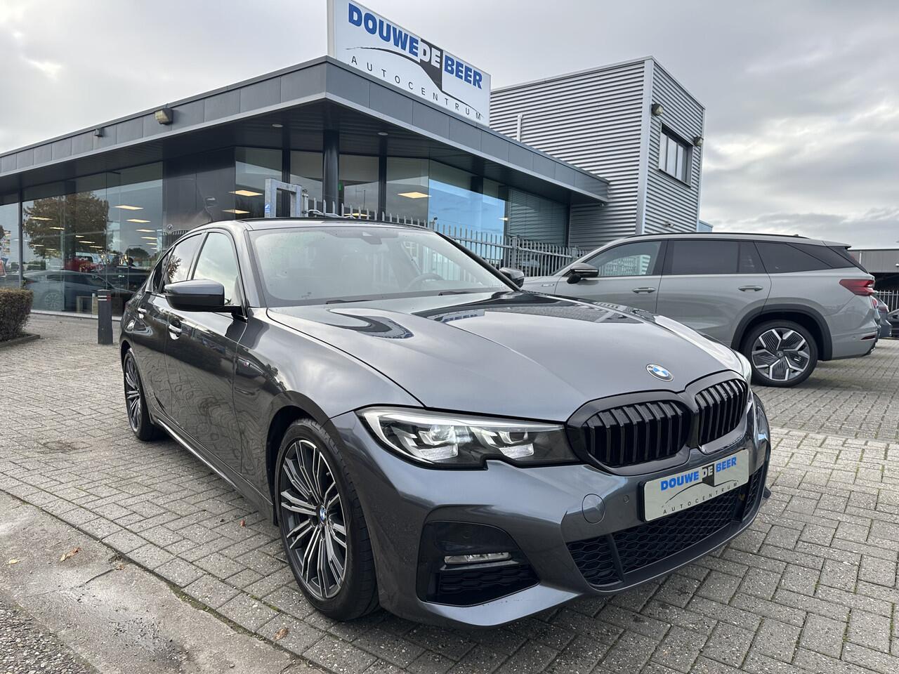 BMW 3-SERIE 330i M Sport Trekhaak | Camera | HiFi | Stoelverw.