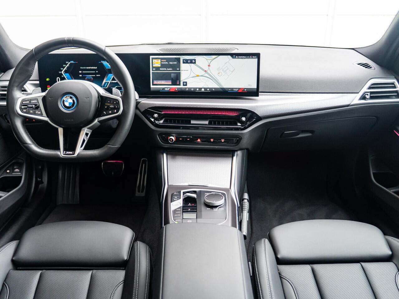 BMW 3-SERIE Sedan 330e | M Sportpakket Pro | Comfort Pack | Comfort Access | Achteruitrijcamera | Schuif-/kanteldak | Stoelverwarming | 19''