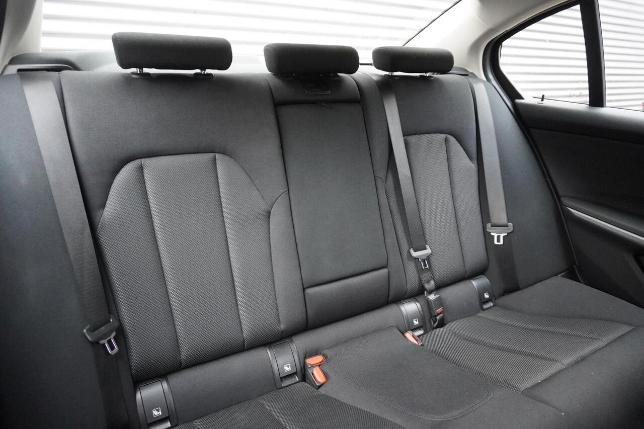 BMW 3-SERIE Sedan 318i Executive | Alarmsysteem klasse 3 | Park Distance Control voor/achter