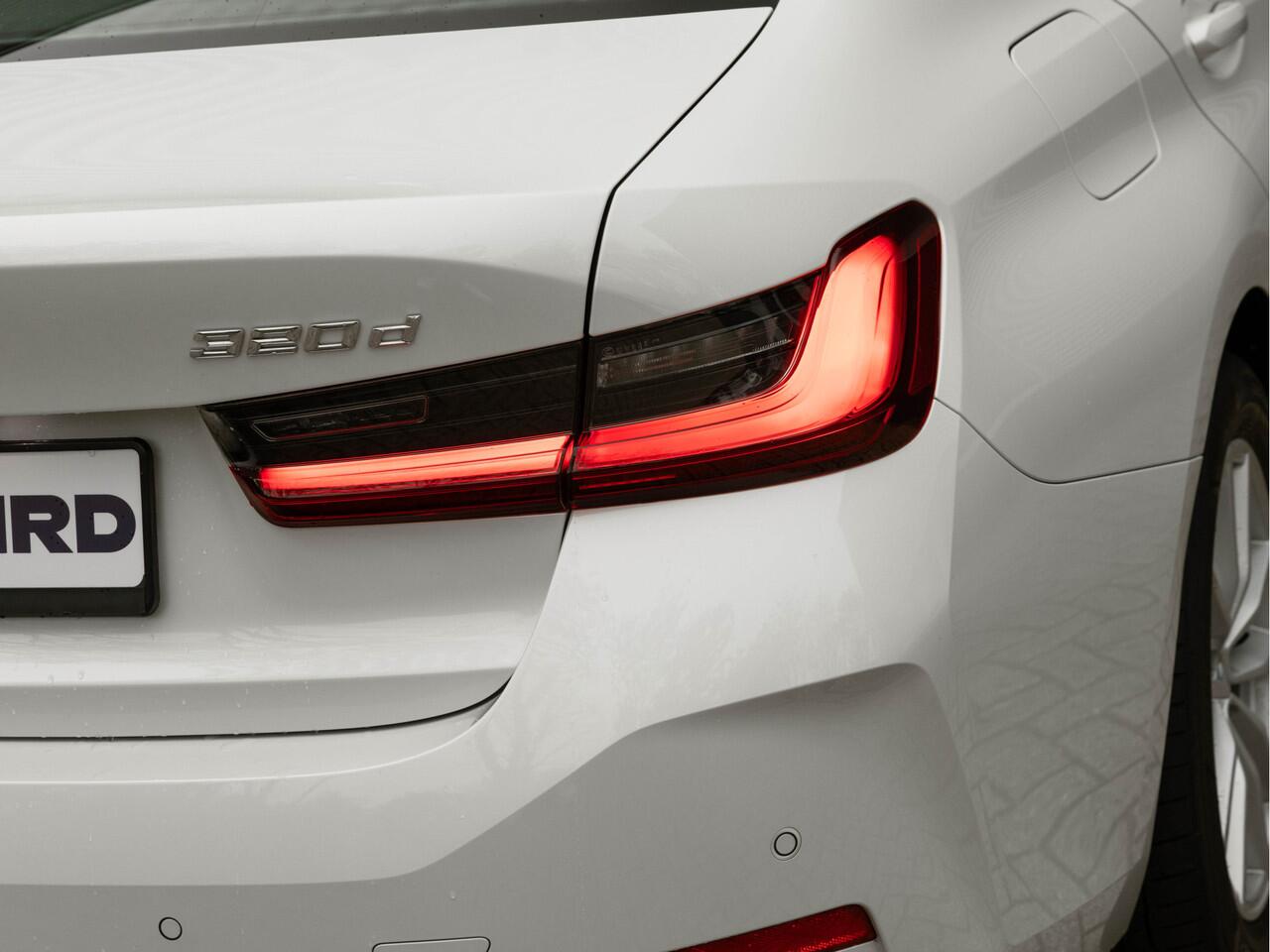 BMW 3-SERIE 320d - Sportstoelen - Trekhaak - 1-Hand - Navigatie - Bluetooth