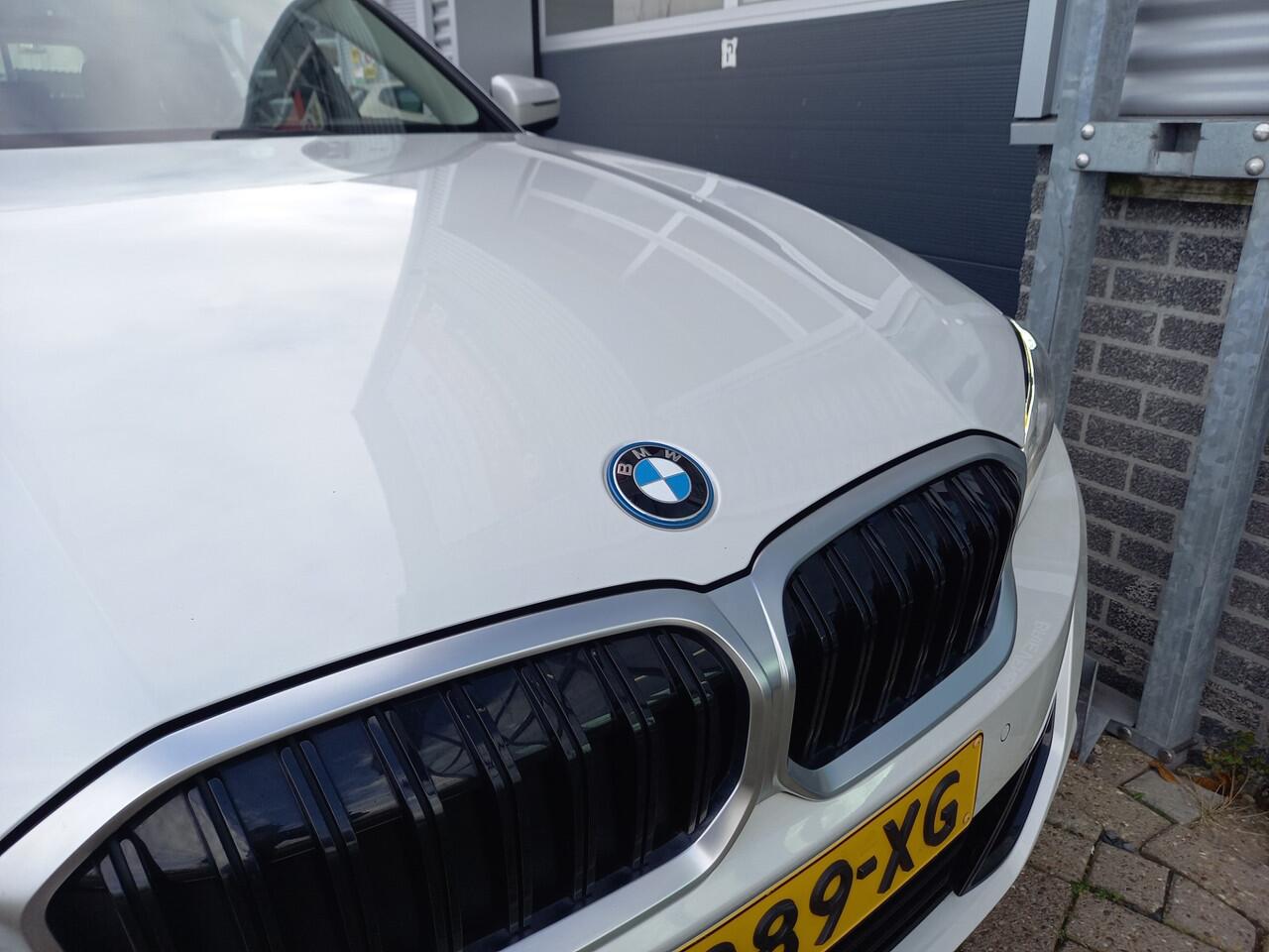 BMW 3-SERIE Touring 320e PHEV - WIDESCREEN - LEER - CAMERA - 1 EIGENAAR - NL AUTO - PLUG-IN -
